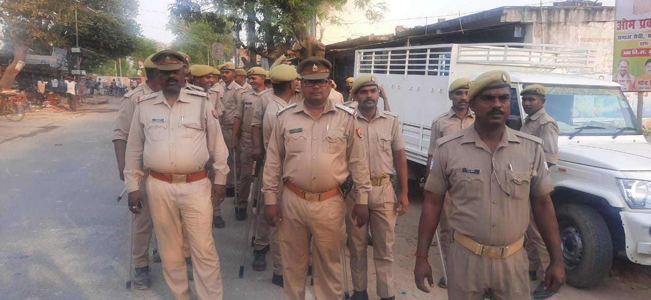 Jaunpur news hindi 2021 जिलाधिकारी के निर्देश पर आबकारी इंस्पेक्टर ने टीम के साथ शराब की